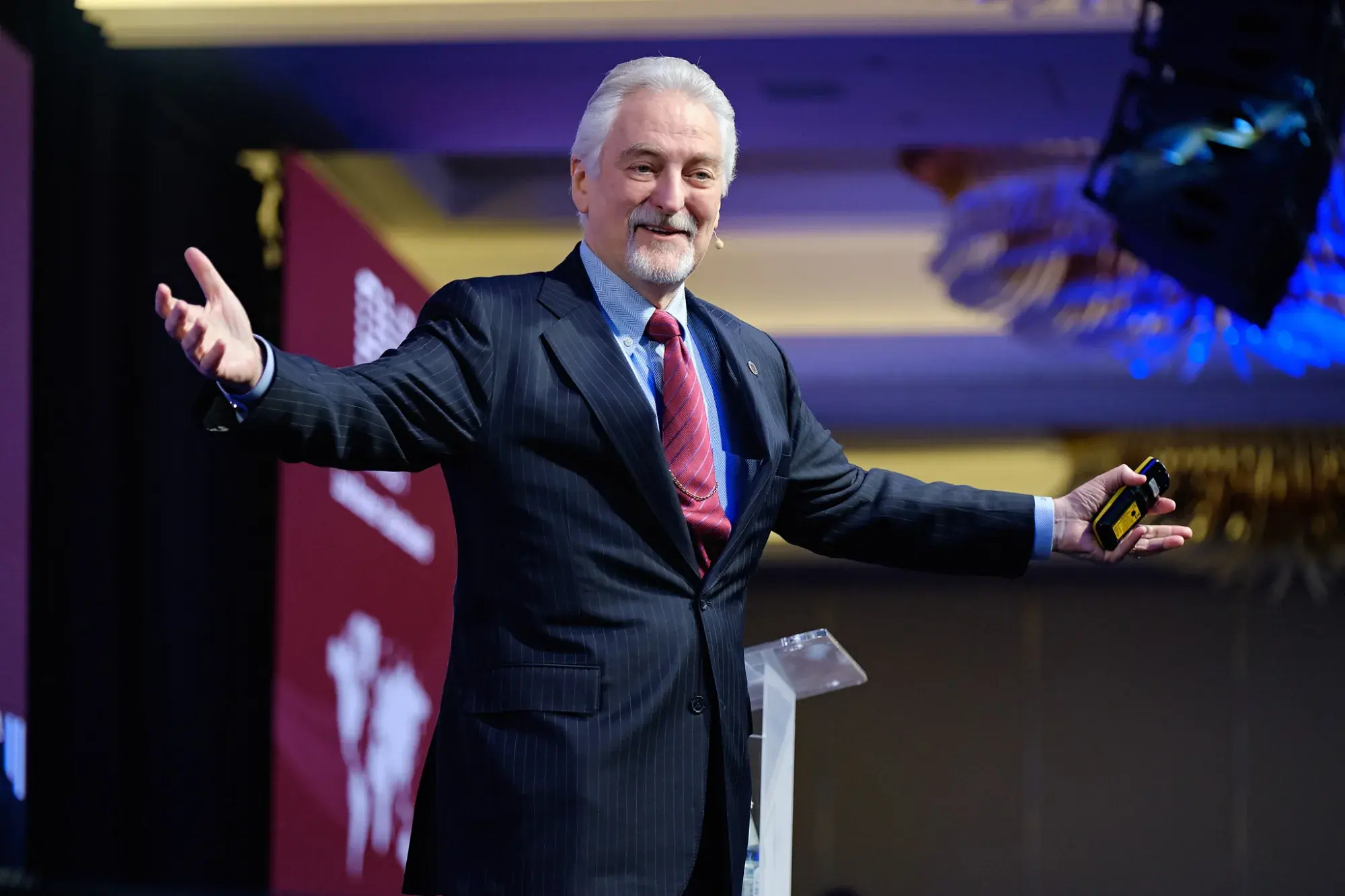 Dr Ivan Misner z otwartymi ramionami na scenie Global Convention BNI w Warszawie w 2019 roku