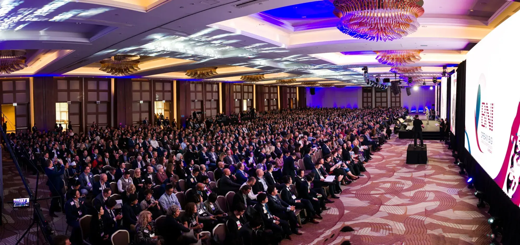 Globalna konferencja BNI — sala plenarna pełna Członków