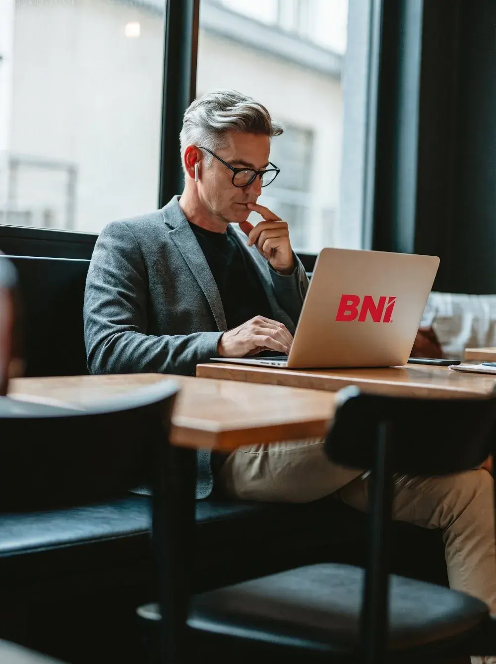 Business owner looking for a BNI Chapter on a laptop