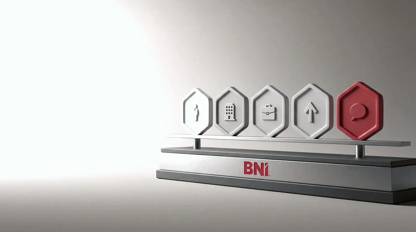 Pięć sześciokątnych płytek na listwie z logo BNI: osoba, budynek, teczka, strzałka w górę i czerwony dymek rozmowy.
