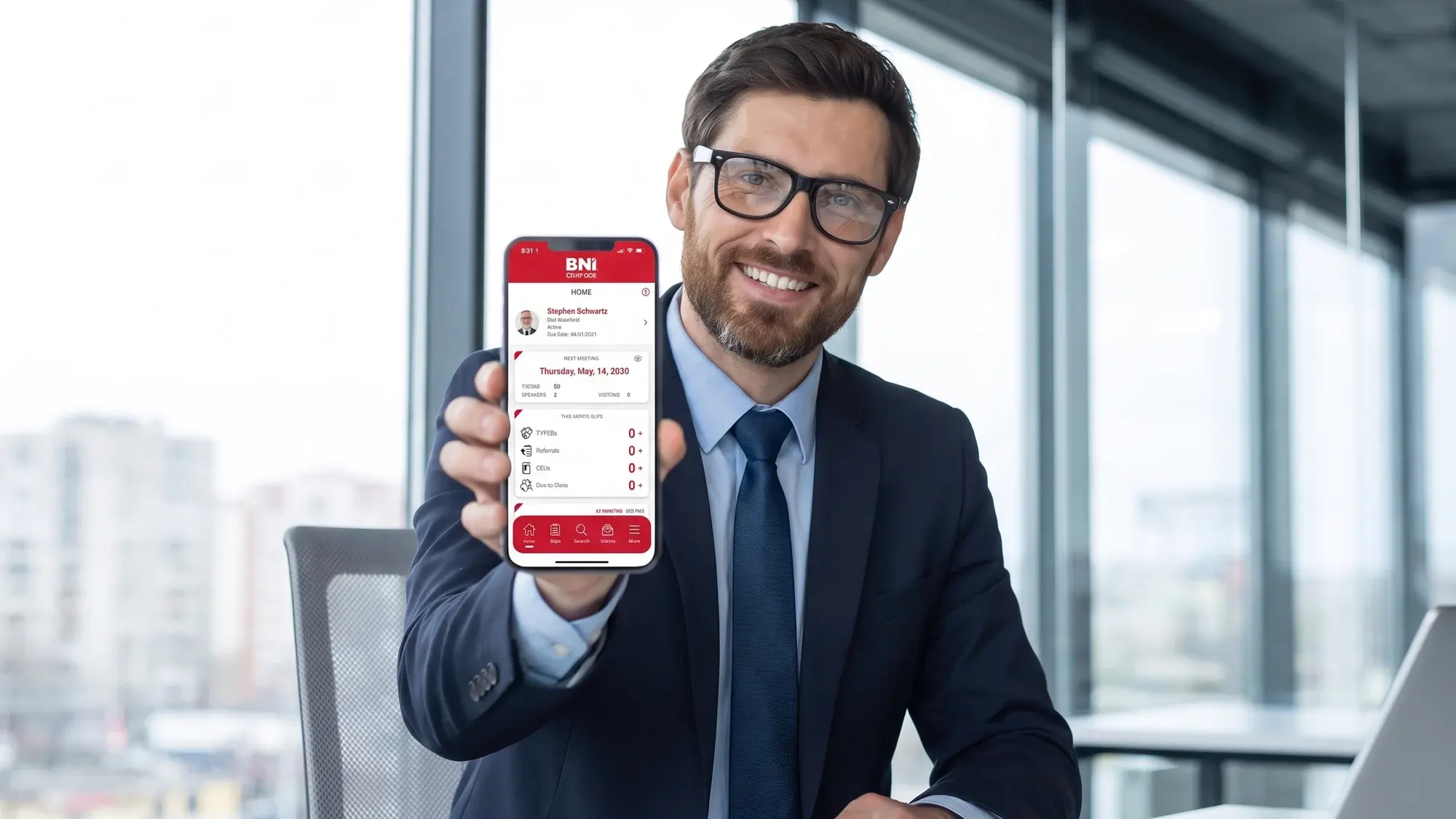 Mężczyzna pokazuje aplikację BNI Connect w telefonie