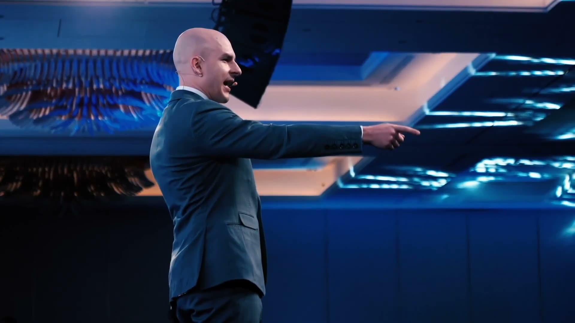Looped footage from the “BNI Polska Franchise” video: the stage, signing the agreement, a handshake and a room full of business owners