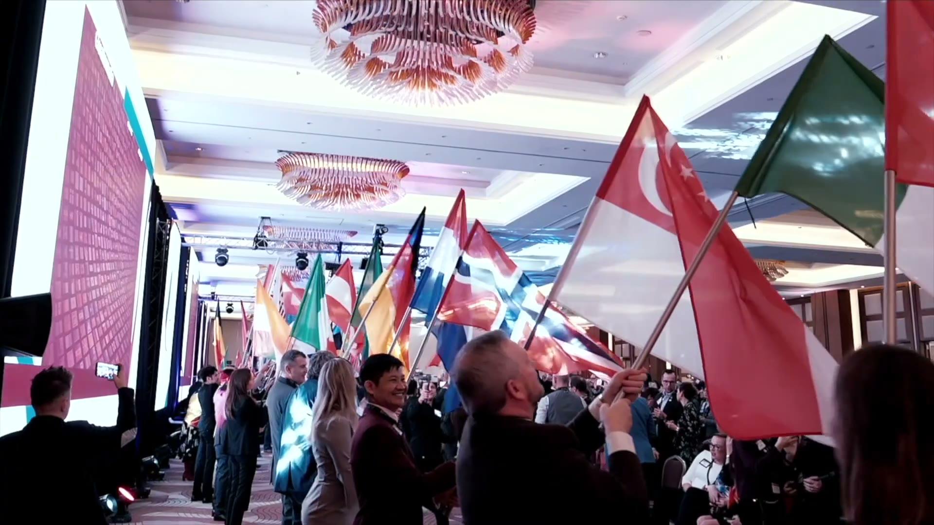 Footage from BNI Polska meetings and events: entrepreneurs in conversation, business cards, a conference stage.