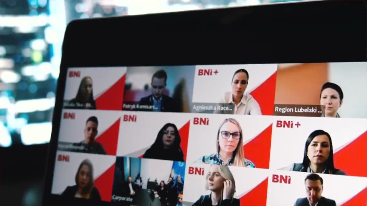 Zapętlone ujęcia z BNI Polska: aplikacja BNI Connect na telefonie, studio nagraniowe i spotkanie online na ekranie