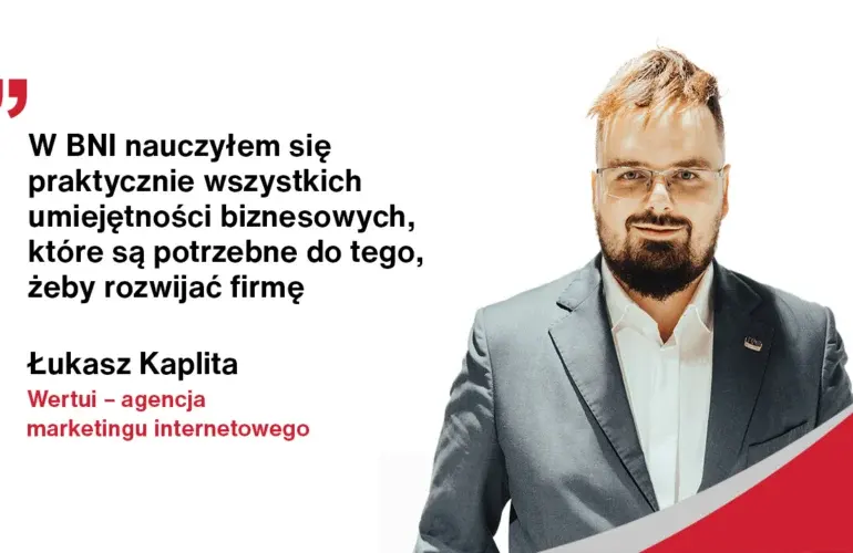 Łukasz Kaplita na grafice z cytatem o umiejętnościach biznesowych zdobytych w BNI