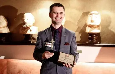 Janusz Wala z wyróżnieniem w dłoni