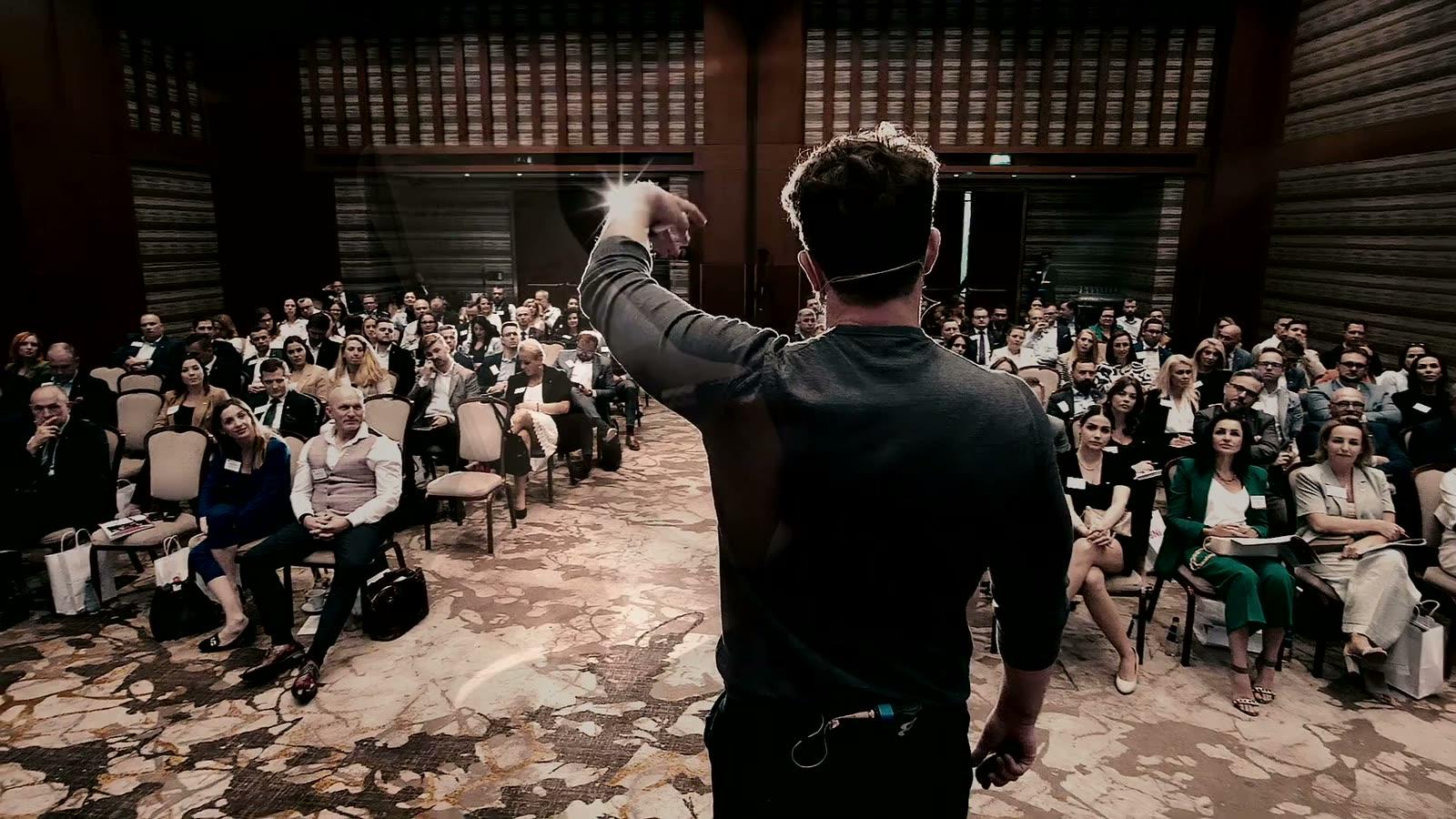 Looped cuts from BNI Polska trainings and conferences: speakers in the room, conversations at the tables, notes and a workshop room
