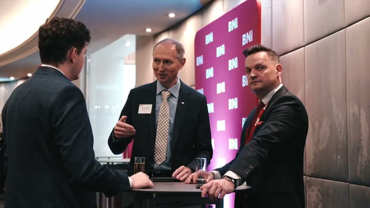 Konferencja BNI 2023: rozmowy przy ściance BNI, rejestracja uczestników i powitania w kuluarach